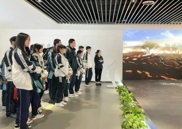 把勇于奋斗敢于贡献的体育精力作为推进教育继续进步的动力基