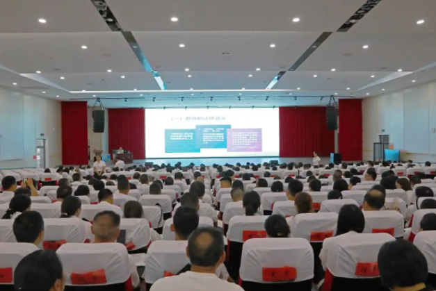 教师们则在专属课堂上快速把握从备课技巧到班级办理的实战秘籍