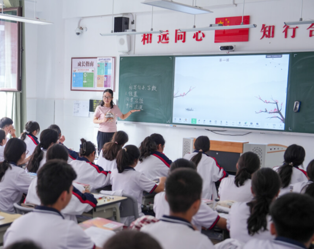 扎根于根底教育一线形成了从理念到途径再到讲堂载体的完好逻