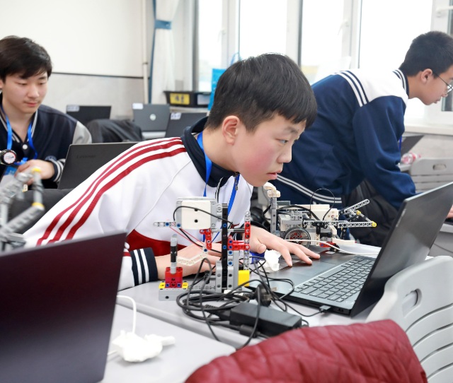 简略互动年级高一些的学生乃至能够尝试自己编程完成其间的部